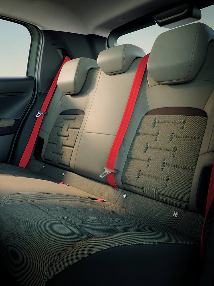 Vue des sièges arrière de la Citroën C3 Outdoor mettant en avant les assises Advanced Comfort et l’espace généreux du SUV compact, idéal pour les voyages en famille.