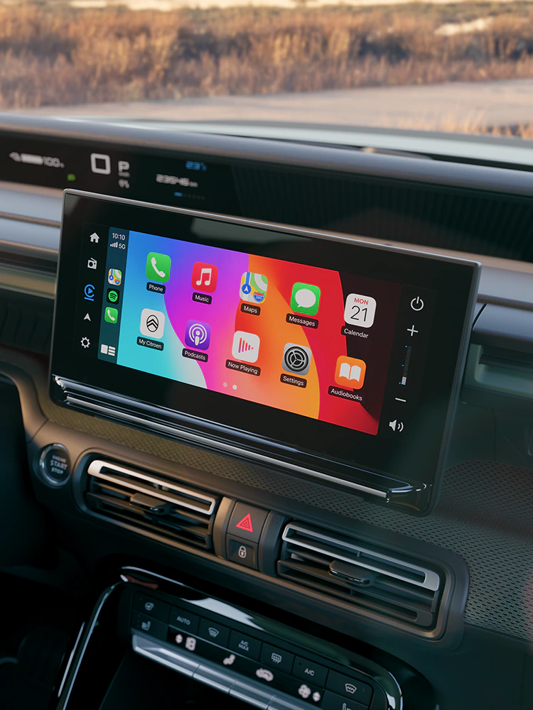 Vue rapprochée du tableau de bord de la Citroën C3 Outdoor avec écran tactile, mettant en avant la connectivité Advanced Comfort pour les déplacements en SUV compact.