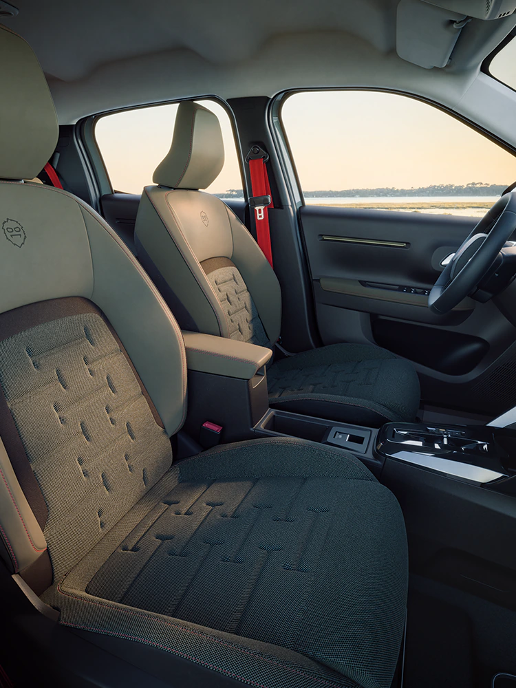 Vue intérieure avant de la Citroën C3 Outdoor mettant en avant les sièges Advanced Comfort et l’habitacle spacieux du SUV compact, idéal pour les trajets en famille.