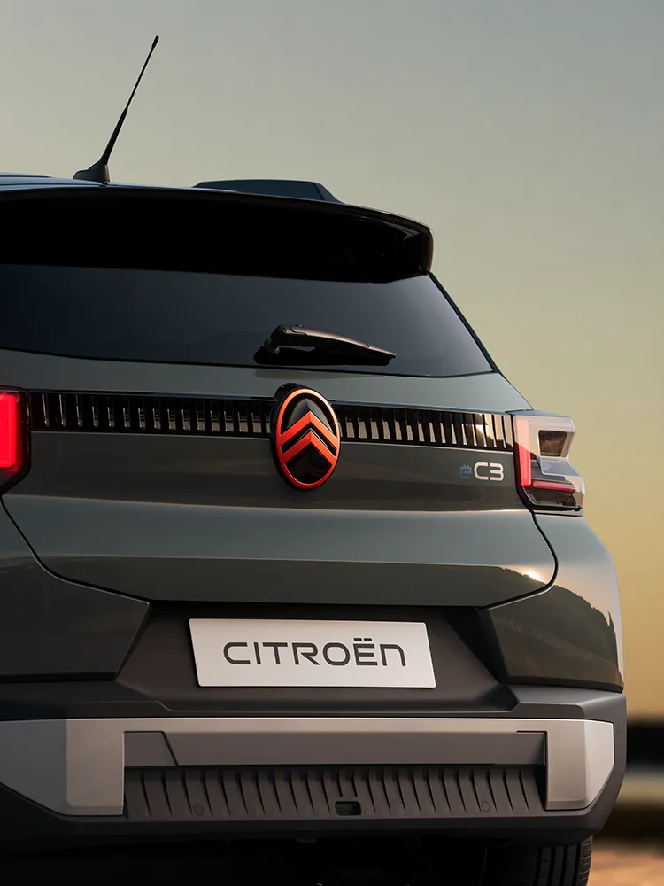 Vue rapprochée arrière de la Citroën C3 Outdoor mettant en valeur les feux arrière à LED et les détails de style du SUV compact Advanced Comfort.