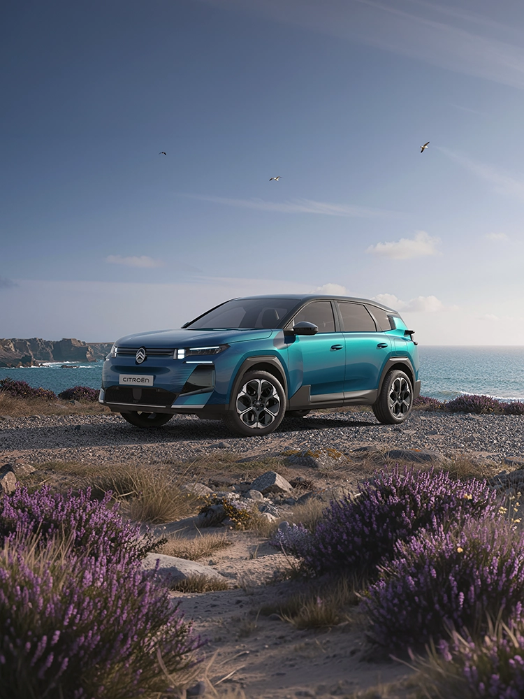 Vue avant trois quarts de la Citroën C5 Aircross Émeraude mettant en avant la signature lumineuse LED Citroën et son design audacieux de SUV familial.