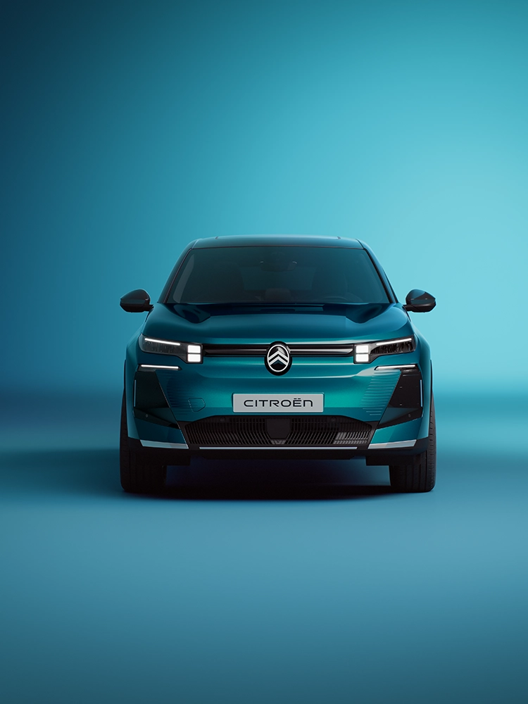 Vue avant de la Citroën C5 Aircross Émeraude mettant en avant la signature lumineuse LED de la Citroën C5 Aircross, son design audacieux et ses performances de SUV familial.