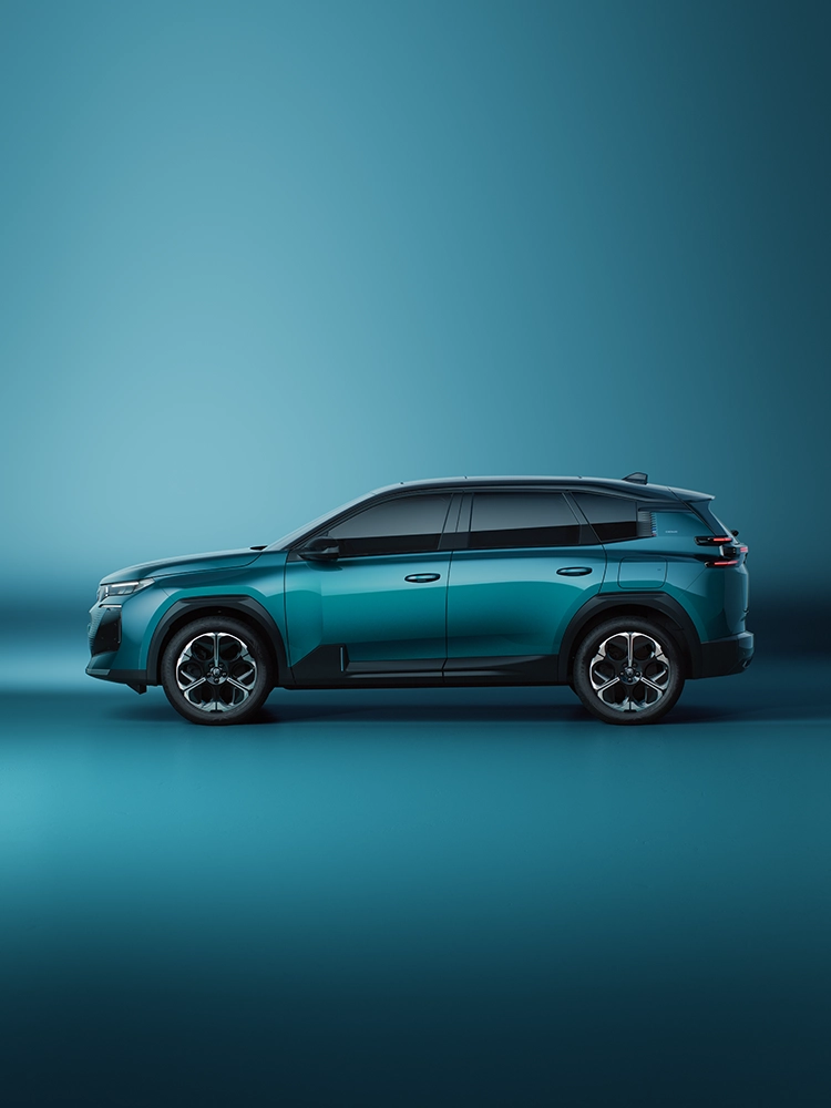 Vue de profil de la Citroën C5 Aircross Émeraude mettant en avant son design spacieux, ses jantes en alliage et son habitabilité généreuse, idéale pour un usage familial polyvalent.