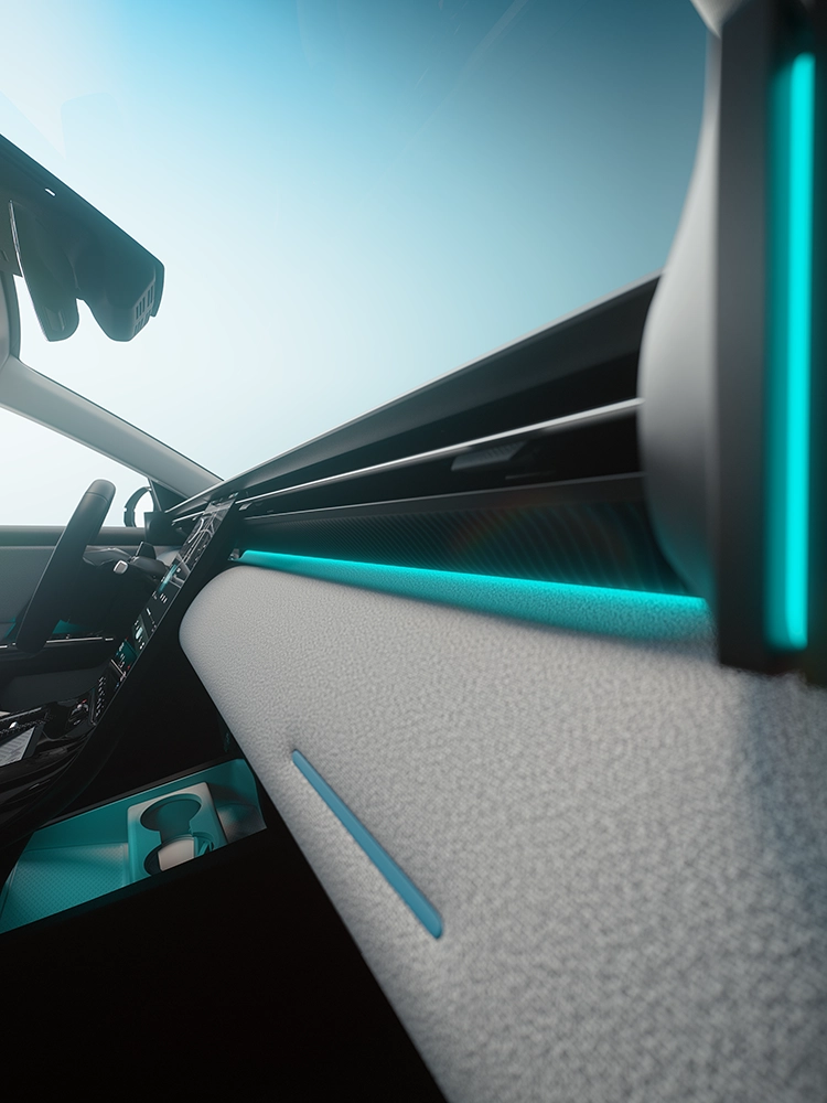 Vue détaillée du tableau de bord au design inspiré d’un canapé de la Citroën C5 Aircross Émeraude, mettant en avant les inserts d’éclairage d’ambiance, les détails spécifiques Émeraude et le raffinement moderne d’un SUV familial.