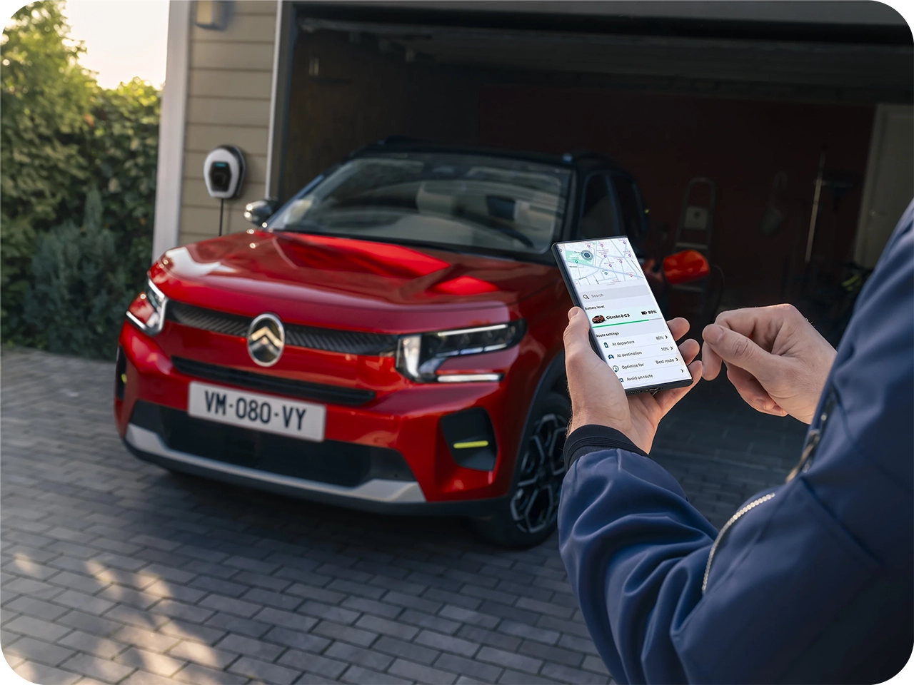 Véhicule Citroën garé pendant qu'une application pour smartphone est utilisée pour contrôler à distance les fonctionnalités