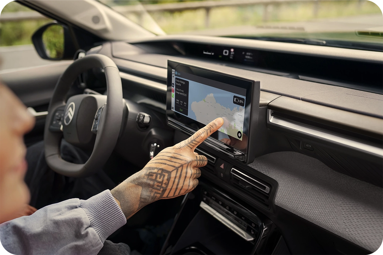 Vue de l'habitacle d'une Citroën montrant un écran de navigation avec guidage routier connecté et informations en temps réel