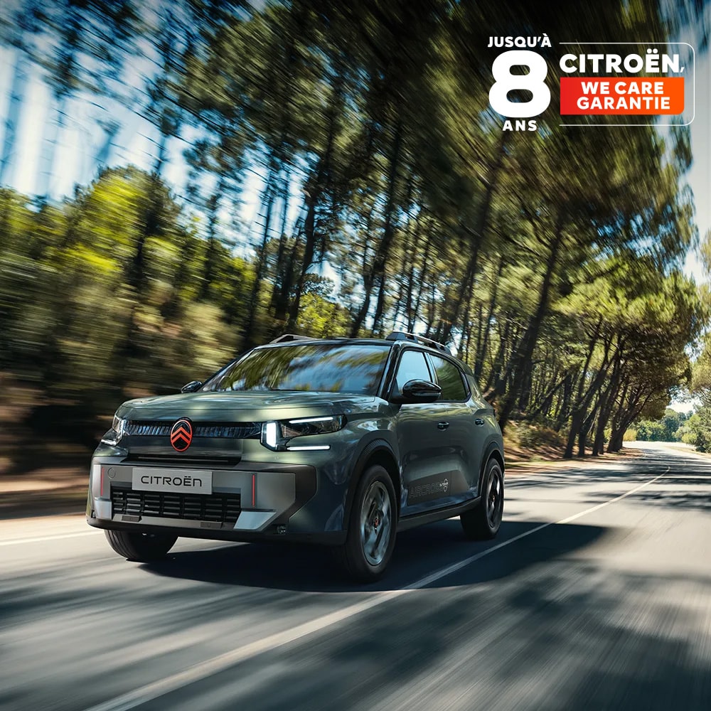 Vue avant 3/4 de la Citroën C3 Aircross Outdoor, mettant en valeur un SUV spacieux, polyvalent et confortable, au style innovant, conçu pour les voyages en famille.