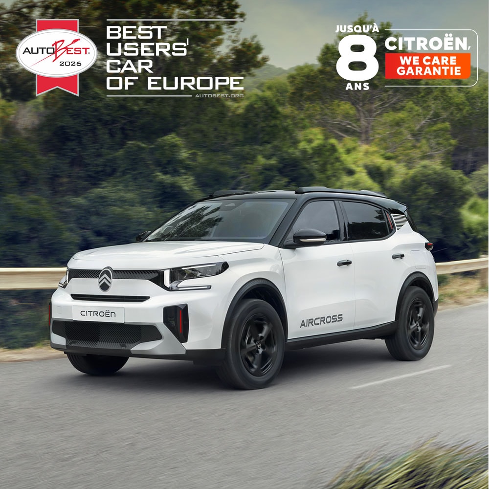 Vue de trois quarts avant sur route du SUV compact Citroën C3 Aircross, mettant en avant son design primé et sa garantie de 8 ans pour une mobilité sereine et abordable.
