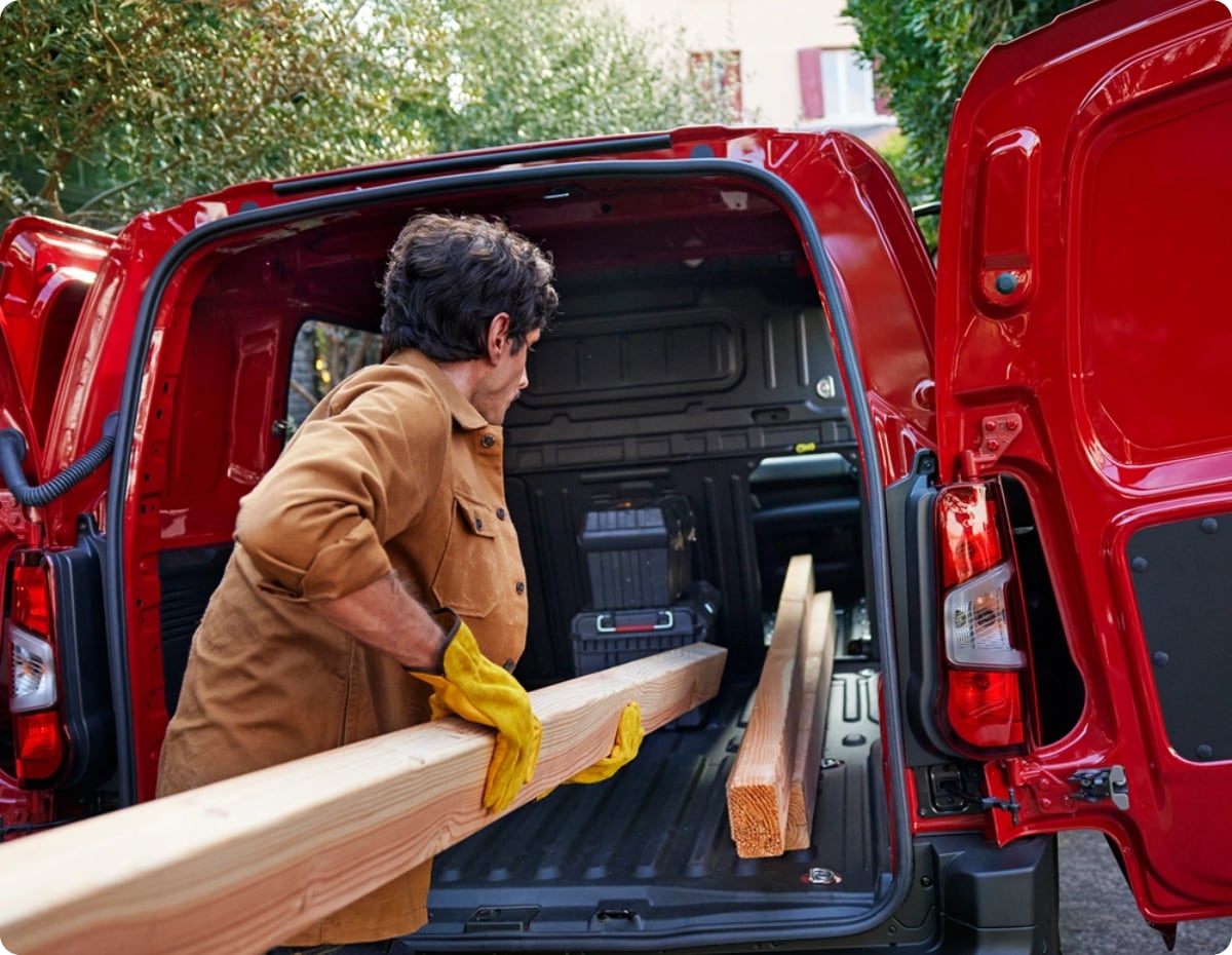 Citroën ë-C3 Van rouler sur une route de campagne, illustrant les modèles électriques disponibles en stock