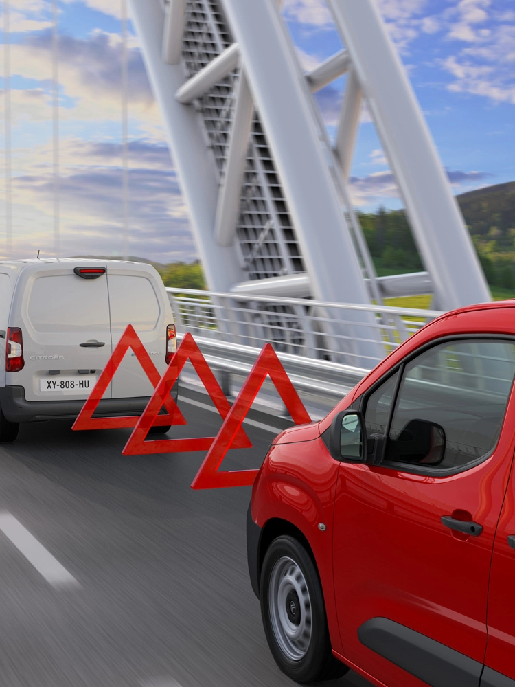 Le Berlingo Van détecte un véhicule devant lui et active l'alerte de collision avant ainsi que le freinage de sécurité actif pour éviter un accident.