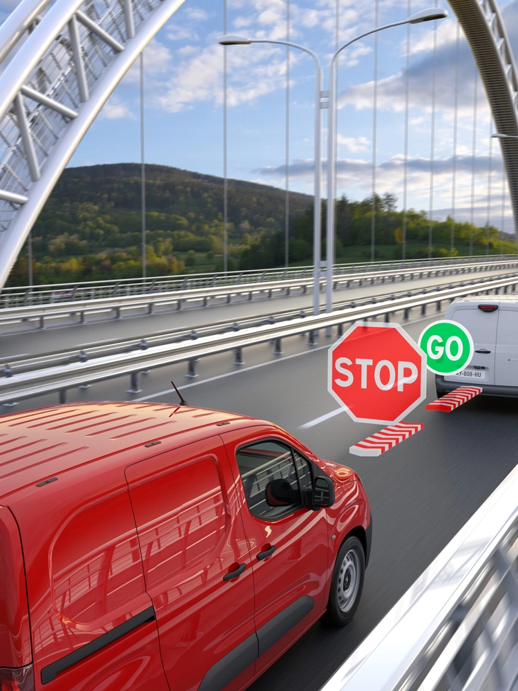 Camionnette rouge roulant sur une autoroute en utilisant le régulateur de vitesse adaptatif avec fonction Stop & Go, en maintenant une distance par rapport aux autres véhicules.