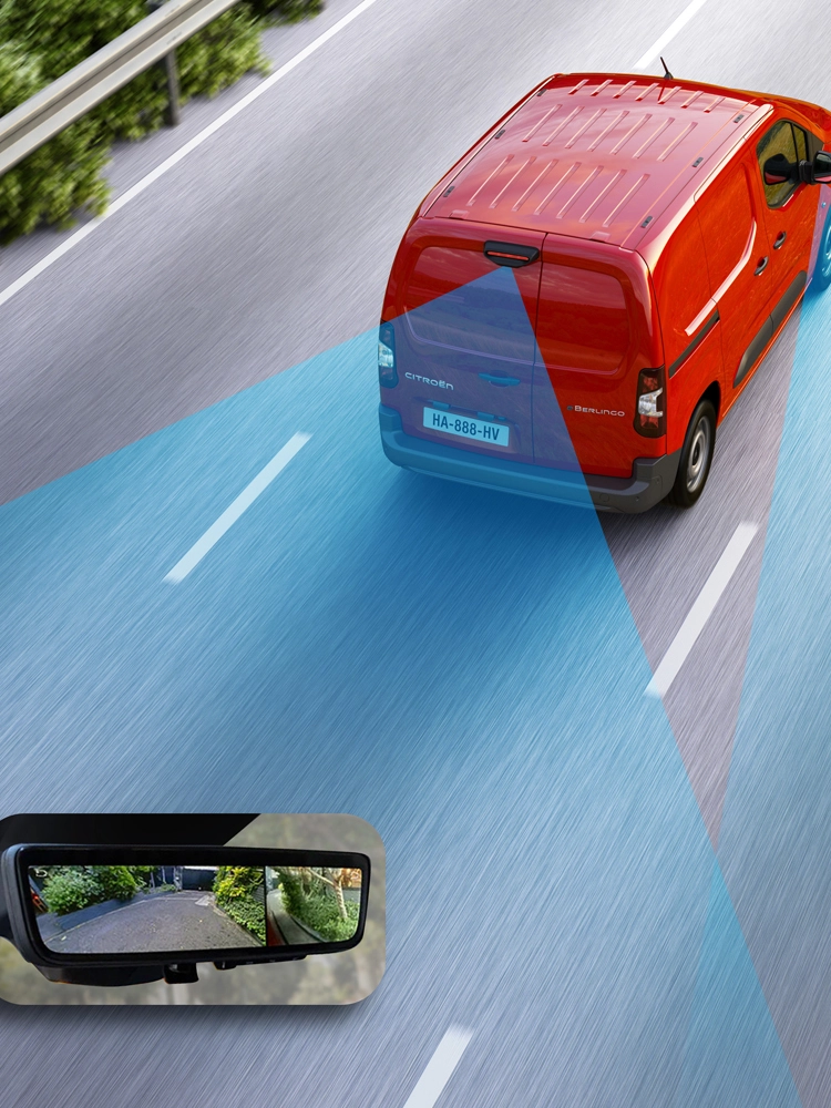 Berlingo Van roulant sur la route avec le système de vision panoramique dynamique affichant une vue à 360 degrés de l'environnement du véhicule.