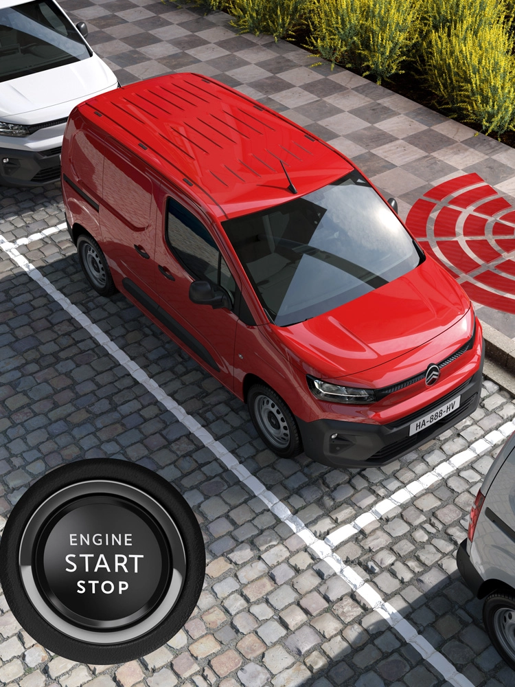 Vue latérale d'une Citroën Jumpy rouge garée dans un espace ouvert, mettant en valeur ses proportions épurées, son design pratique et sa polyvalence professionnelle.