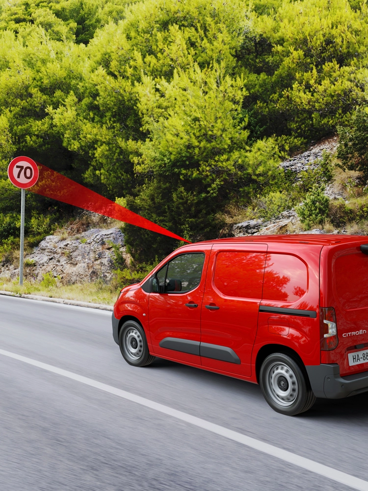 Berlingo Van roulant sur une route de campagne avec la reconnaissance des panneaux de signalisation affichant la limitation de vitesse détectée et la vitesse recommandée.