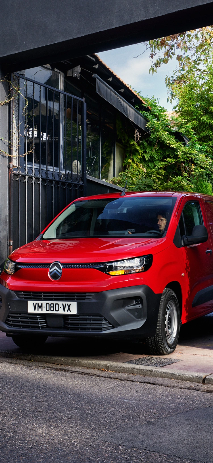 Vue de trois quarts avant d'un Citroën ë-Berlingo Van mettant en avant son design extérieur revisité, son style moderne et sa prestance.