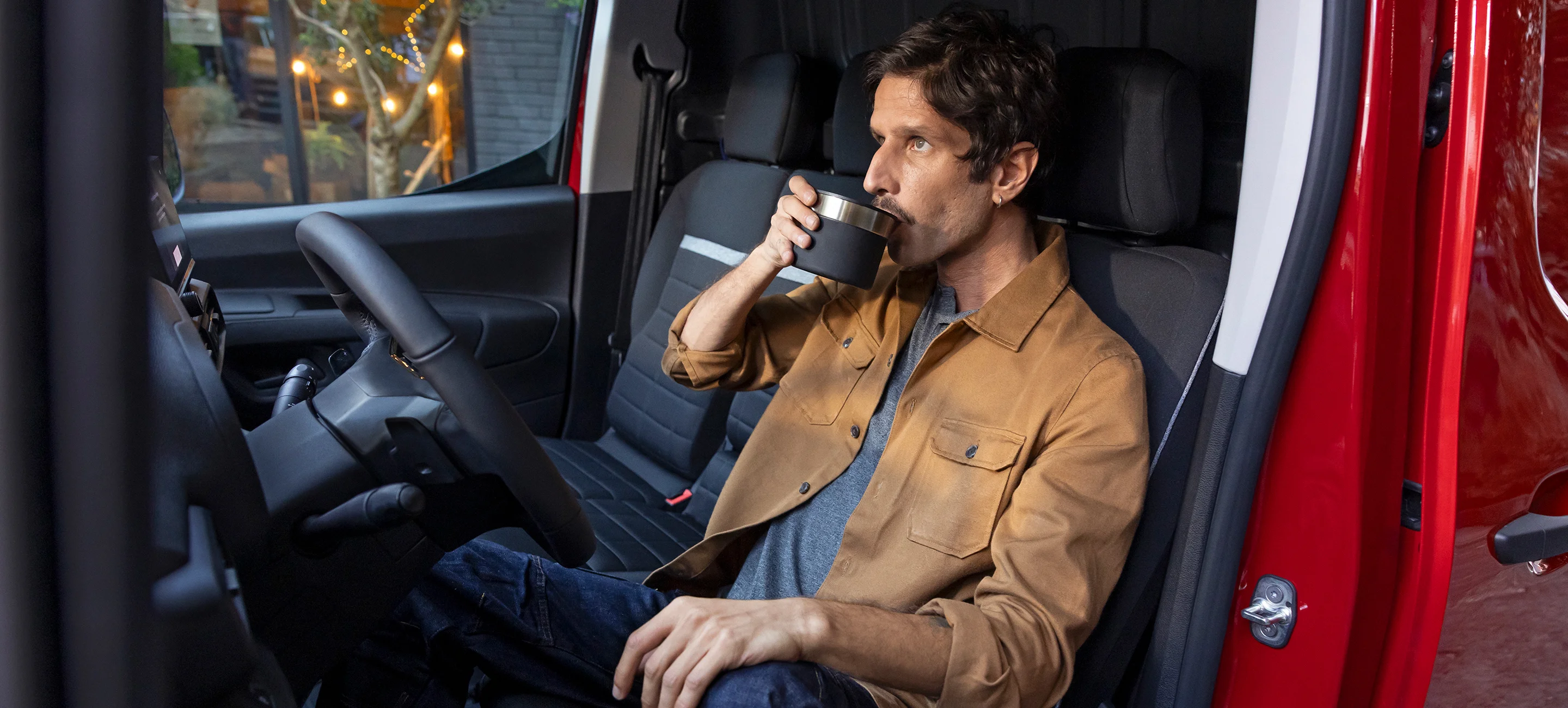 Vue intérieure d'un Citroën Berlingo Van mettant en avant les sièges Advanced Comfort, le confort de conduite et le design ergonomique de l'habitacle.