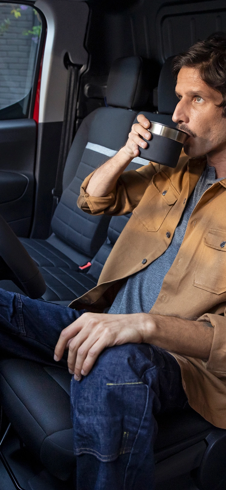 Vue intérieure d'un Citroën ë-Berlingo Van mettant en avant les sièges Advanced Comfort, le confort de conduite et le design ergonomique de l'habitacle.