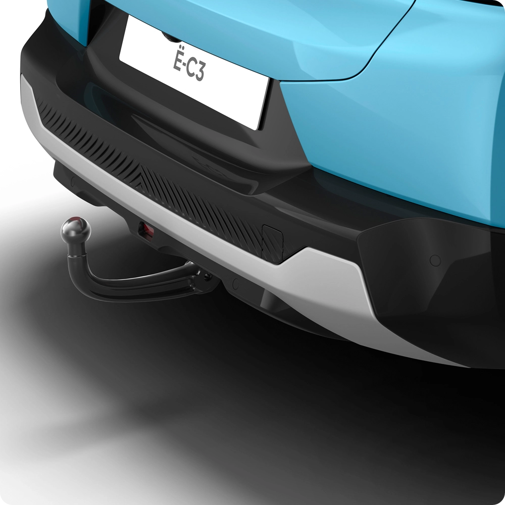 Vue du pare-chocs arrière de la Citroën ë-C3 Van équipée d'un attelage de remorque, mettant en avant sa capacité de remorquage accrue et son côté pratique.