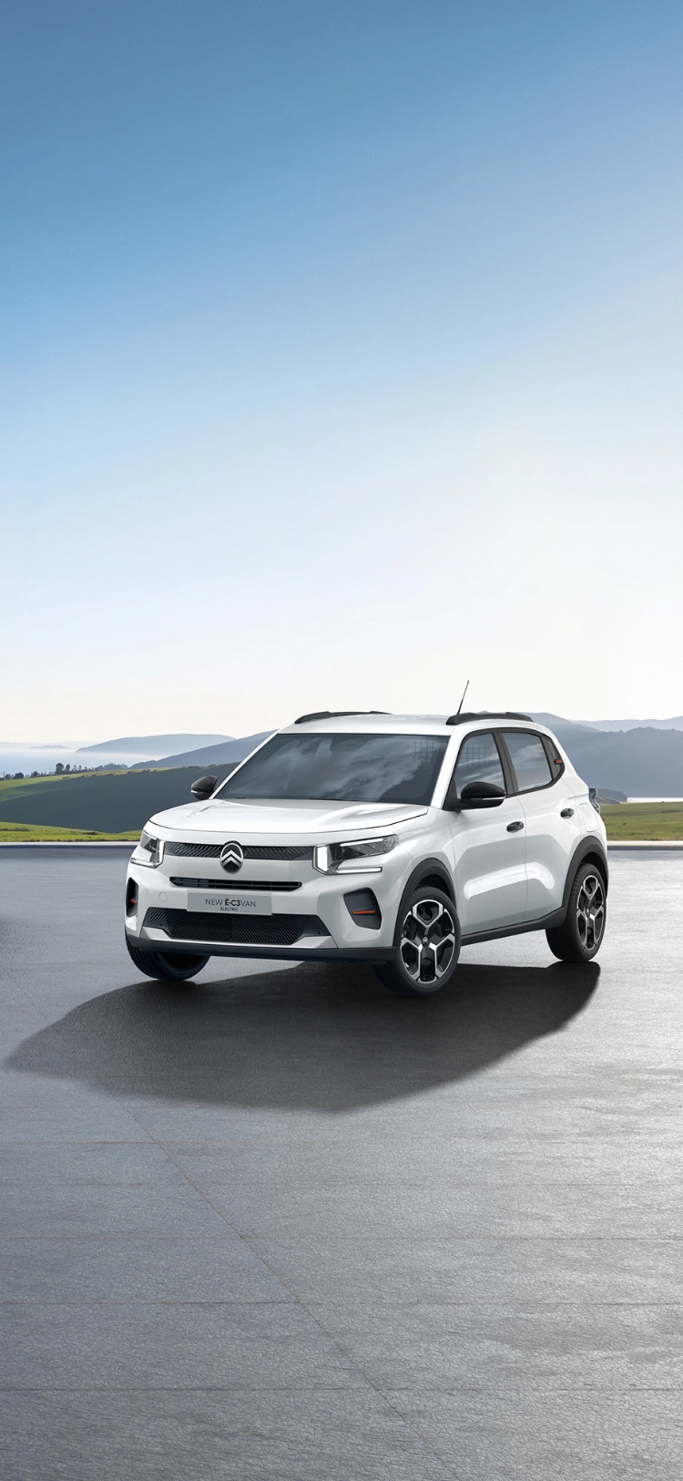 Vue de face en trois-quarts de la gamme de véhicules utilitaires Citroën, dont le ë-C3 Van, mettant en avant la gamme de véhicules professionnels de la marque.