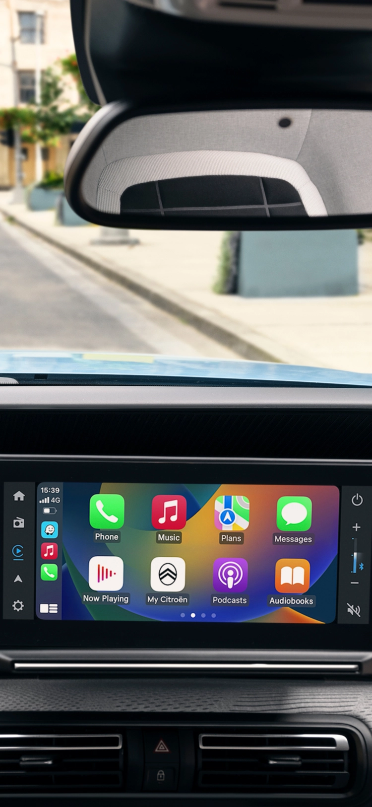 Vue intérieure du tableau de bord de la Citroën ë-C3 Van, mettant en avant l'écran d'infodivertissement et l'expérience de conduite connectée.