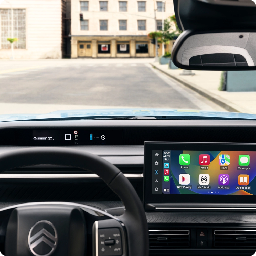 Vue de l'habitacle de la Citroën ë-C3 Van, mettant en avant l'écran tactile d'infodivertissement, les fonctionnalités connectées et les technologies conçues pour améliorer le confort et la sécurité de conduite.