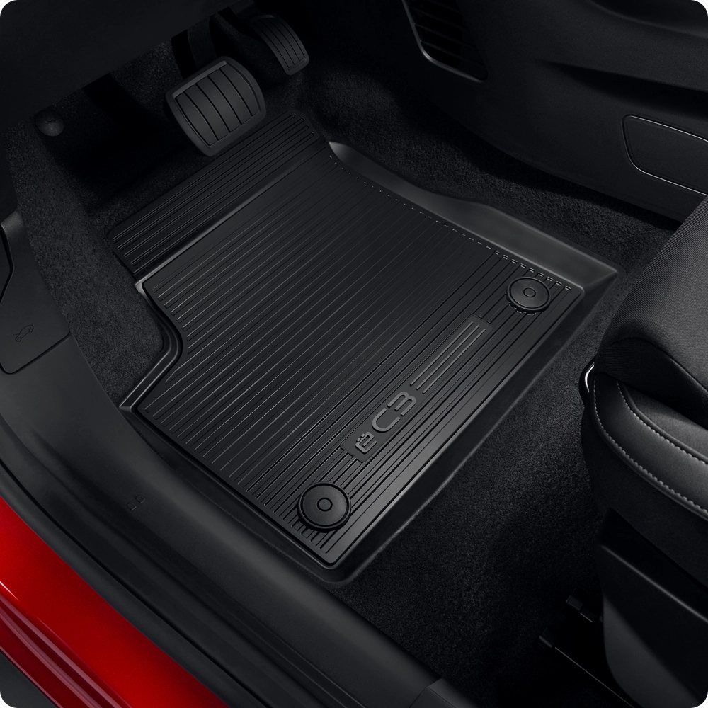 Vue du pare-chocs arrière de la Citroën ë-C3 Van équipée d'un attelage de remorque, mettant en avant sa capacité de remorquage accrue et son côté pratique.