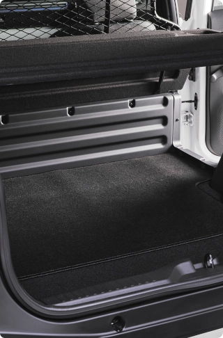 Gros plan sur le coffre de la Citroën ë-C3 Van, mettant en avant l'espace de chargement pratique et le revêtement intérieur protecteur.