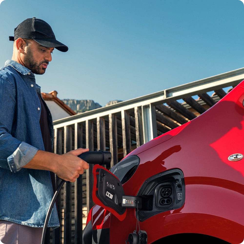 Vue latérale extérieure d'une borne de recharge publique, présentant des solutions de recharge rapide et accessibles pour le Citroën ë‑Jumpy sur la route.