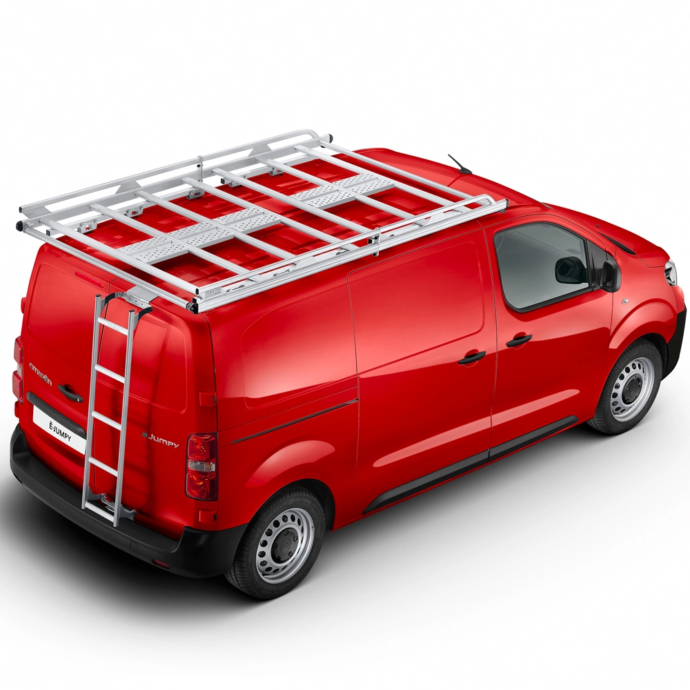 Vue extérieure en plongée d'un Citroën ë-Jumpy rouge équipé d'une échelle de toit en aluminium, illustrant des solutions pratiques de transport de charges et une polyvalence professionnelle.
