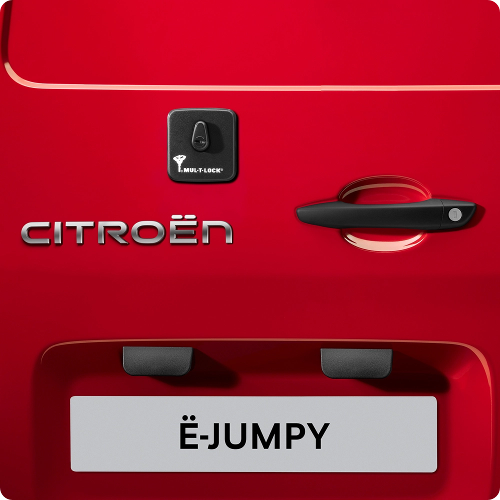 Gros plan extérieur de la porte arrière d'un Citroën ë-Jumpy, montrant le système de verrouillage renforcé et la sécurité améliorée du véhicule.