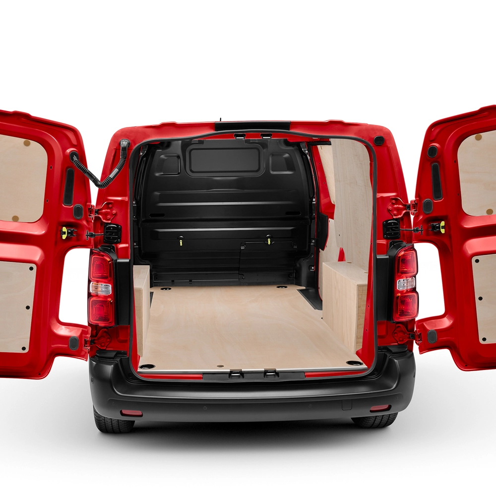 Vue arrière extérieure d'un Citroën ë-Jumpy avec les portes arrière ouvertes, montrant un kit de protection de chargement, un revêtement intérieur résistant et un espace de chargement pratique.