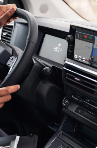 Vue de l'habitacle d'un Citroën ë-Jumpy montrant une position de conduite similaire à celle d'une voiture, un écran numérique, la connectivité et le confort de conduite.