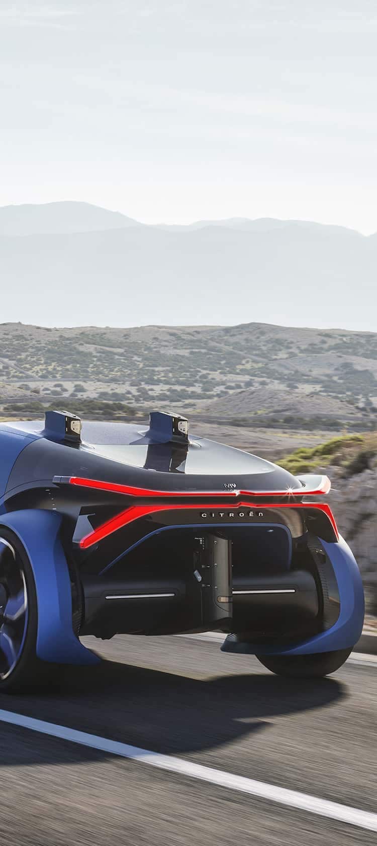 Concept Car Citroën 19_19 از پشت در یک جاده ساحلی