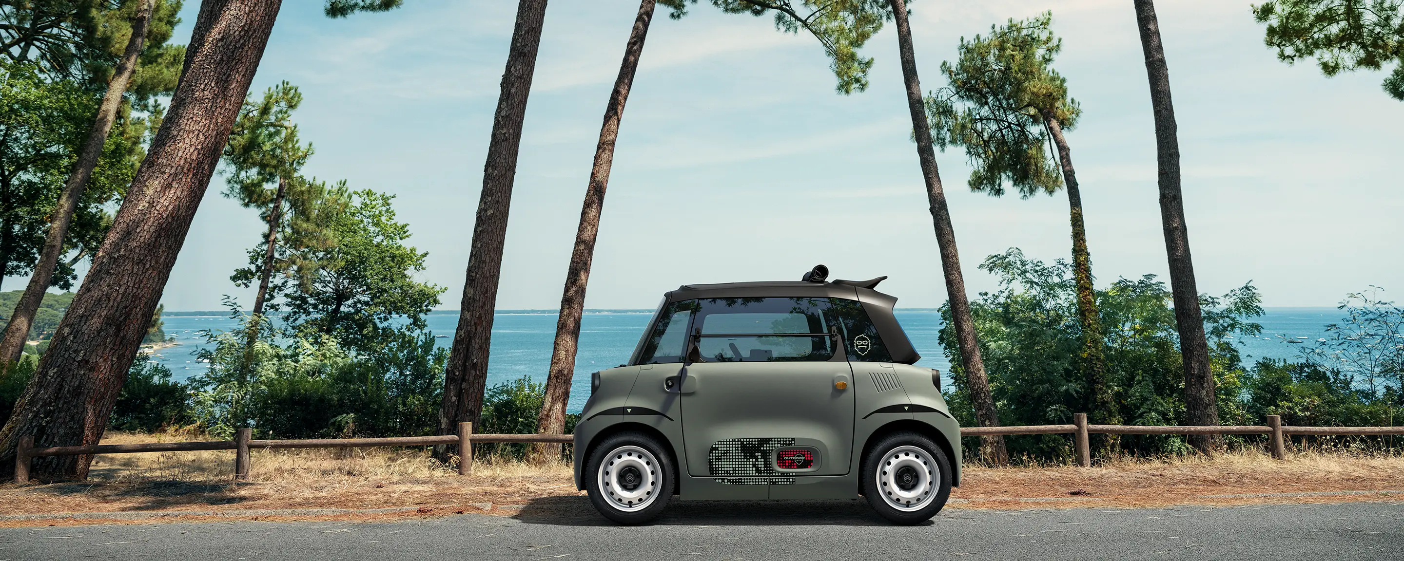 Vue avant trois-quarts de Citroën ami Outdoor avec capote souplemontrant la voiture électrique urbaine pour les déplacements de proximité
