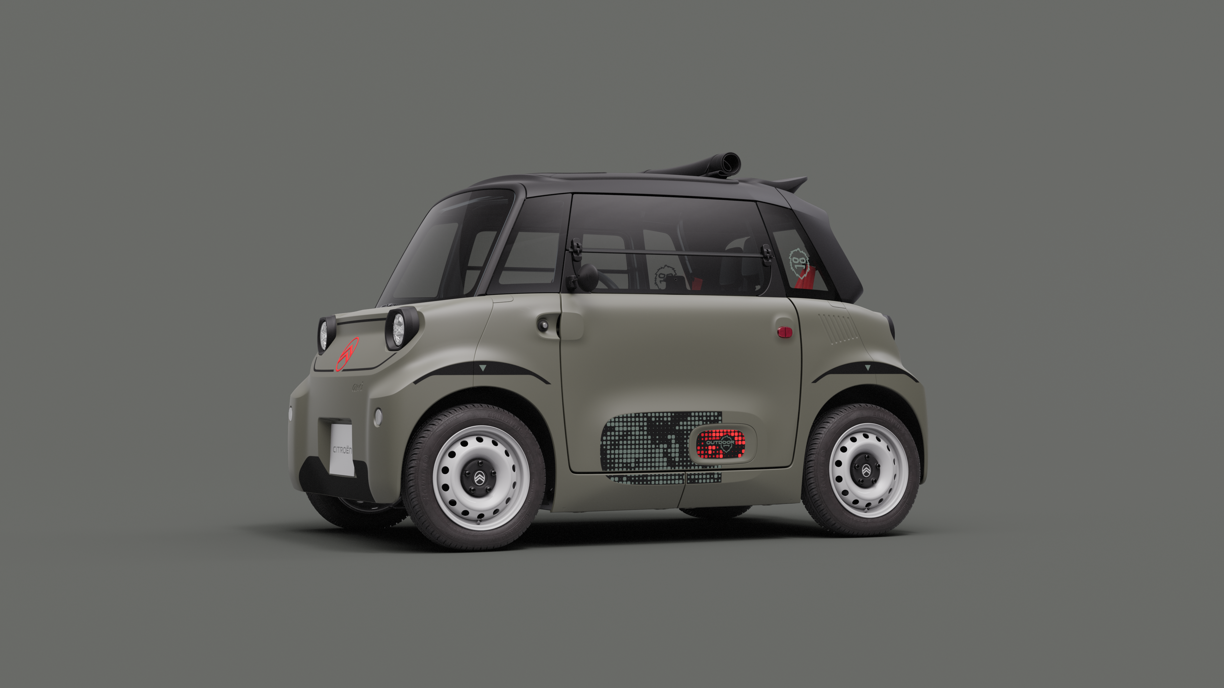 Vue de profil de Citroën ami Outdoor avec toit ouvert et stickers spécifiquesmontrant la voiture électrique urbaine compacte pour les déplacements quotidiens
