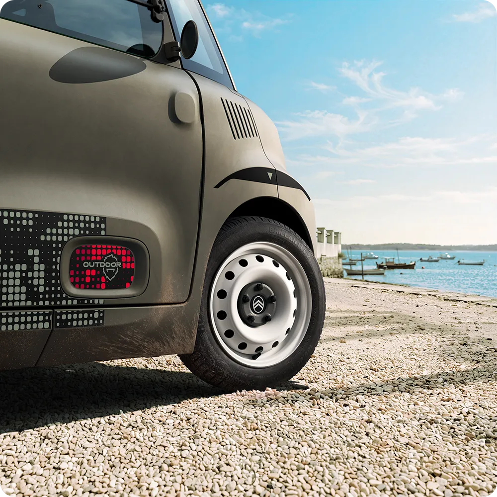 Gros plan sur les roues en acier blanches de Citroën ami Outdoormontrant la voiture électrique urbaine compacte pour les déplacements quotidiens