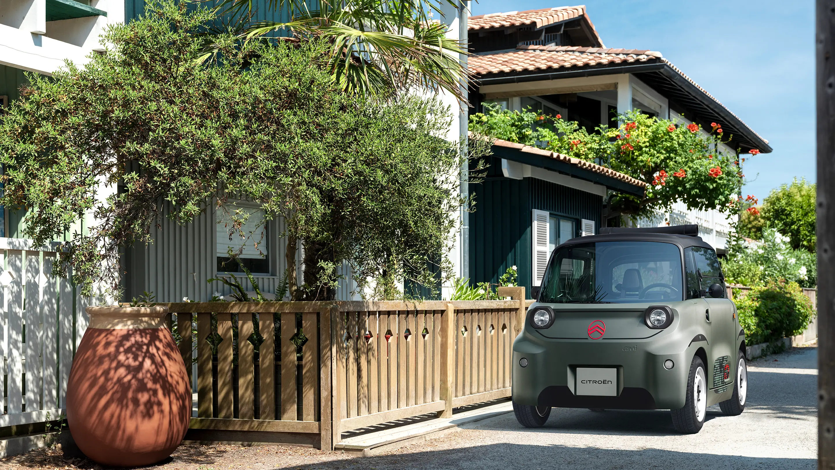 Vue arrière en plongée de Citroën ami Outdoor avec toit ouvrant noirmontrant la voiture électrique urbaine pour des déplacements à ciel ouvert