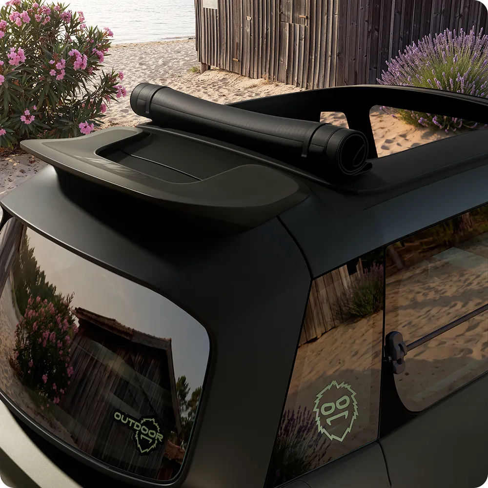 Vue intérieure avant des sièges de Citroën ami Outdoor avec toit ouvert et ceintures de sécurité rougesmontrant la voiture électrique urbaine pour les aventures en plein air