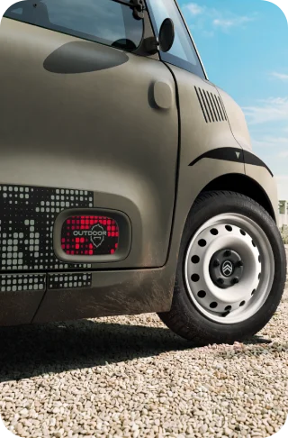 Gros plan sur la roue Citroën ami Outdoor roues en acier blanches montre une citadine électrique compacte conçue pour la mobilité quotidienne