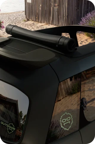Vue arrière en plongée Citroën ami Outdoor avec toit ouvrant montre une citadine électrique conçue pour la mobilité en plein air