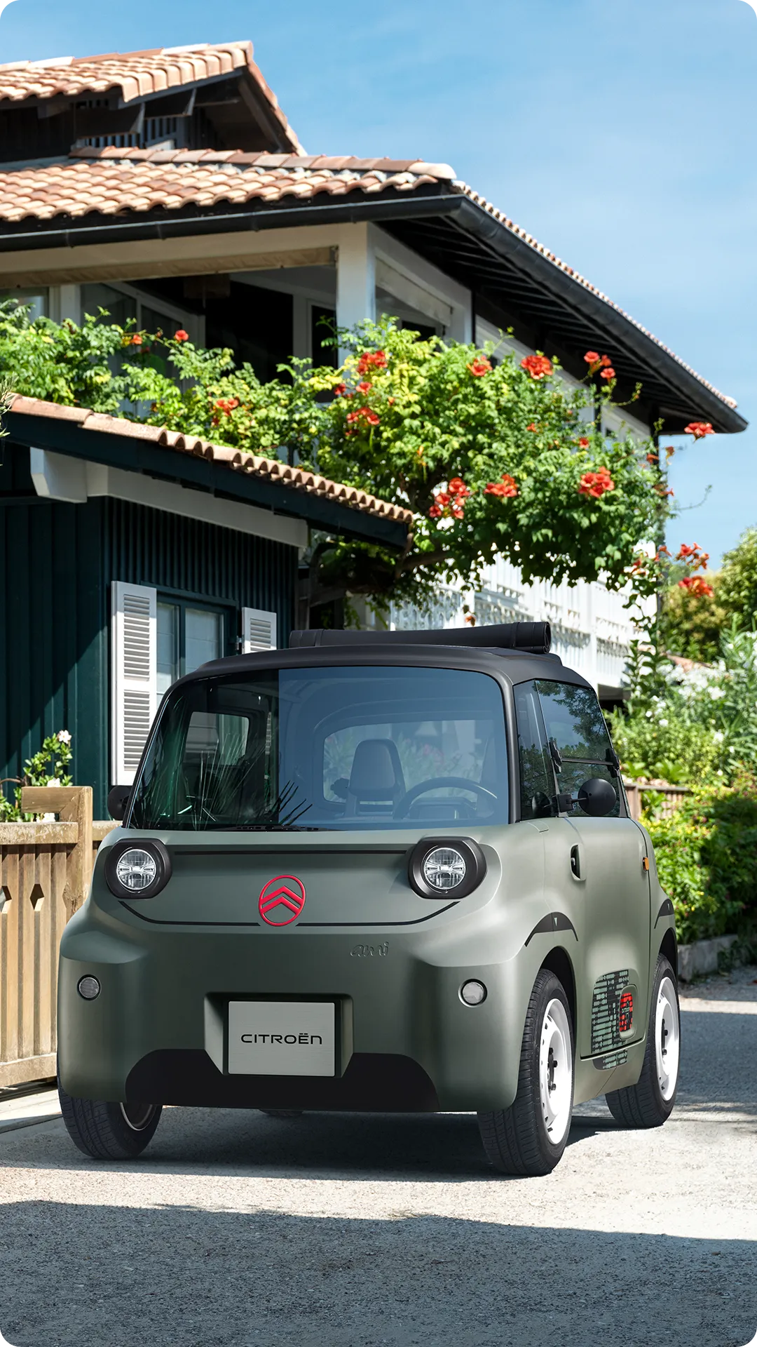 Vue avant trois quarts Citroën ami Outdoor avec toit souple montre une citadine électrique conçue pour les déplacements de proximité