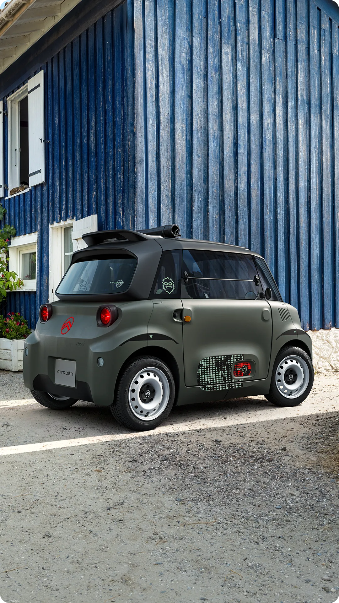 Vue avant trois quarts Citroën ami Outdoor avec toit souple montre une citadine électrique conçue pour la mobilité urbaine au quotidien