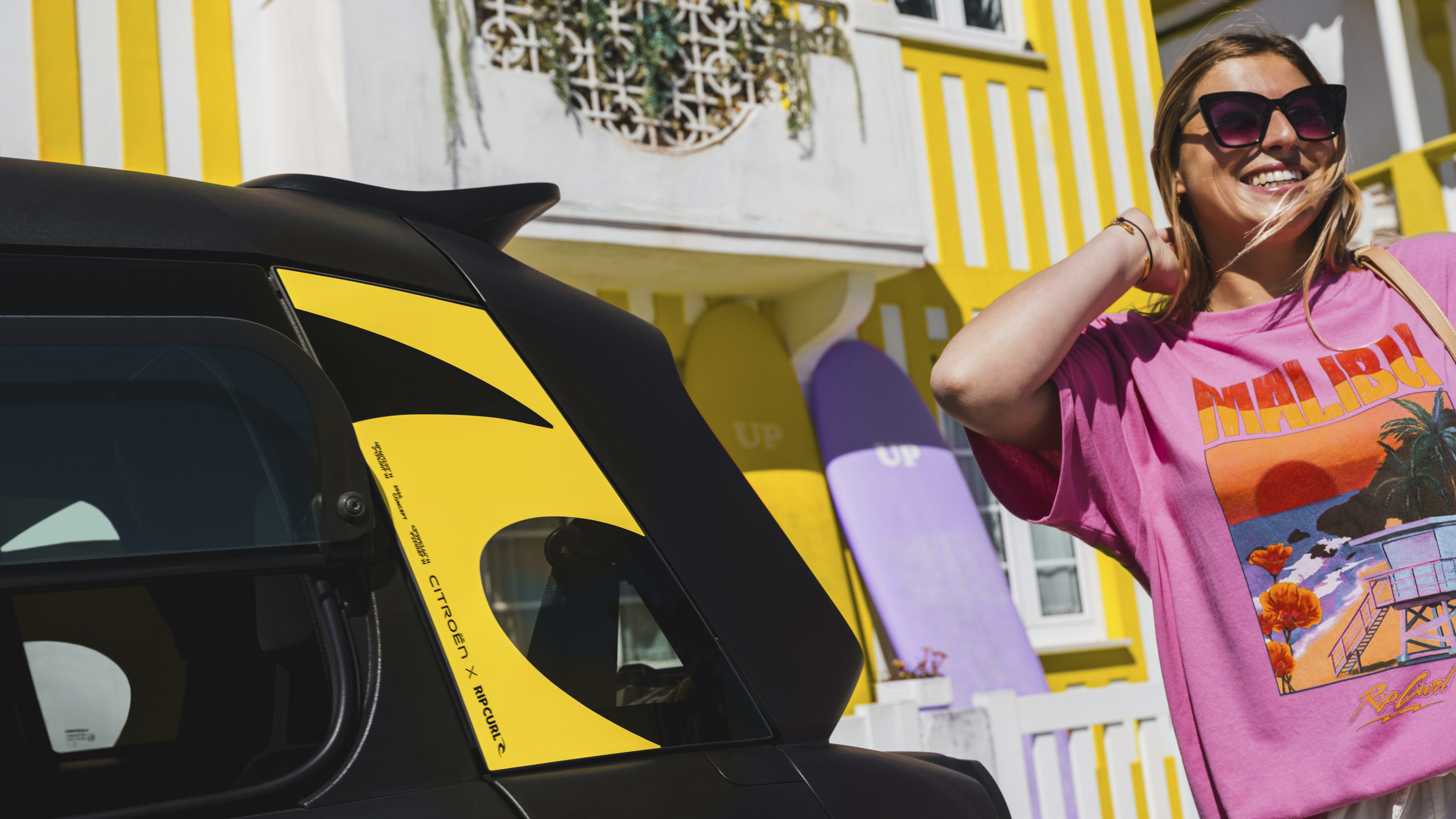 Gros plan sur l'arrière de la Citroën Ami x Rip Curl électrique sans plaque d'immatriculation, détail graphique de la Citroën Ami pour voiture électrique urbaine