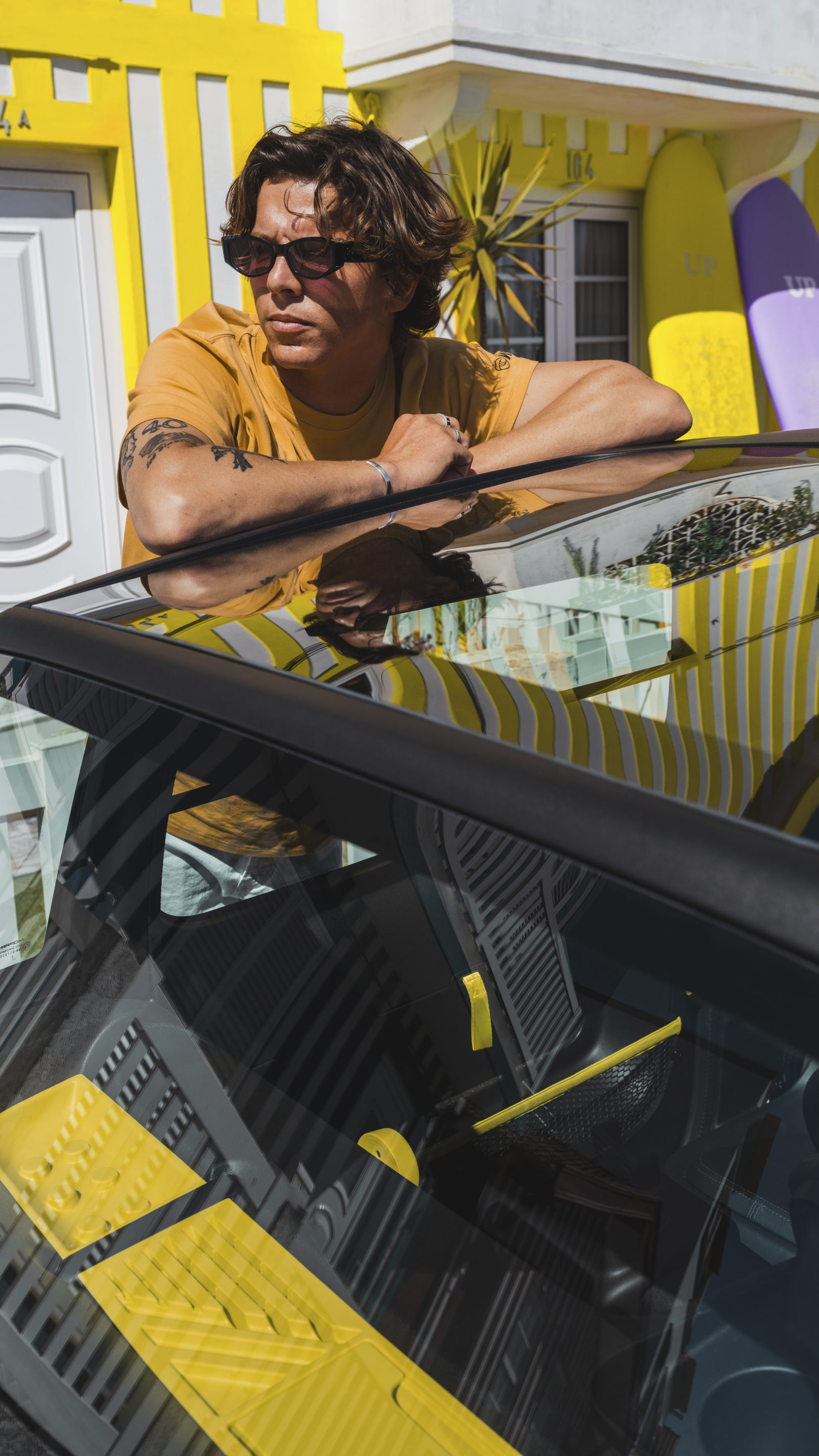 Vue du toit Citroën Ami x Rip Curl électrique sans plaque d'immatriculation, expérience Citroën Ami pour les utilisateurs de voitures électriques urbaines