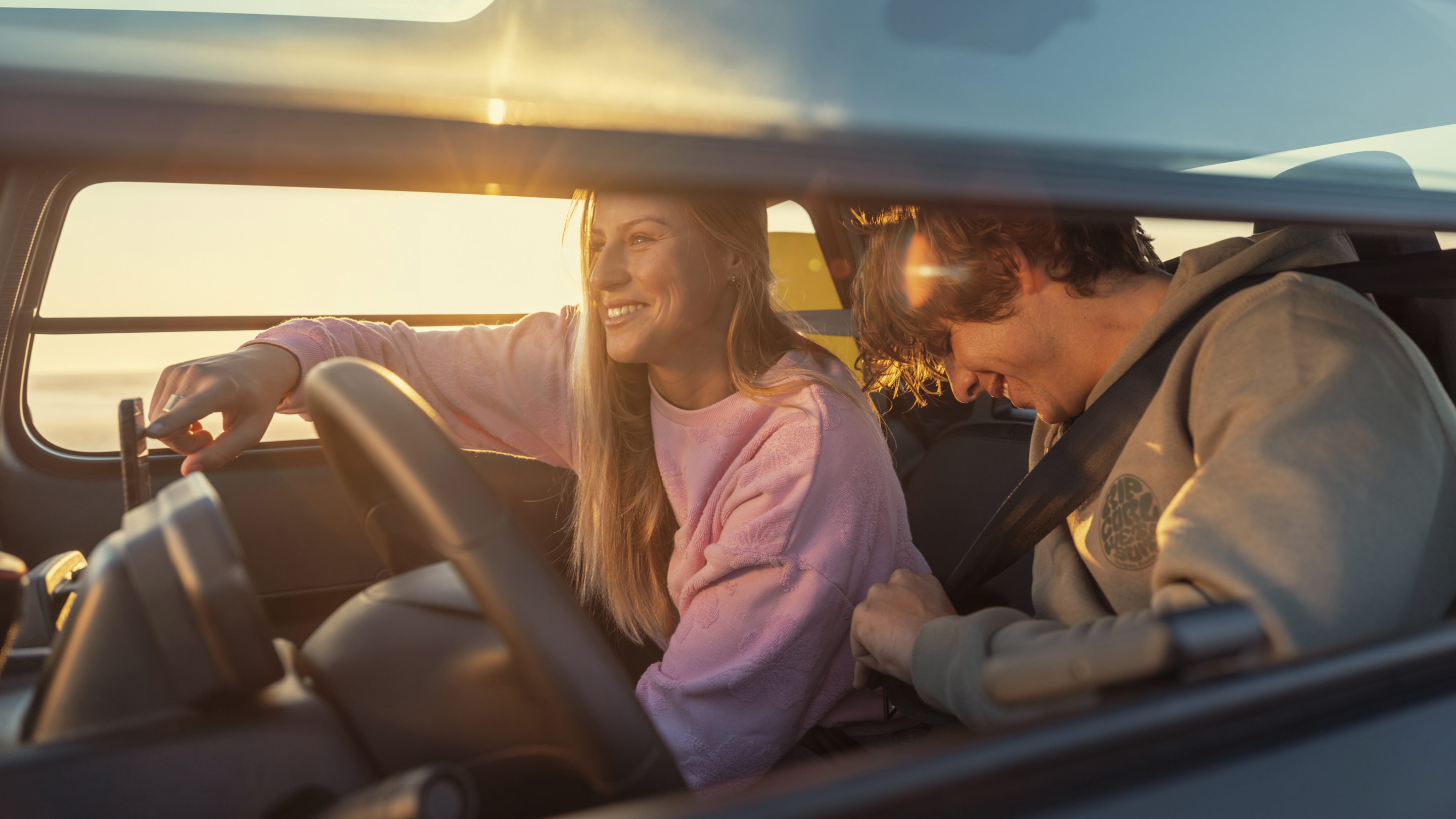 Vue d'ambiance de l'intérieur de la Citroën Ami x Rip Curl électrique sans permis, moment partagé à bord de la Citroën Ami, voiture électrique urbaine