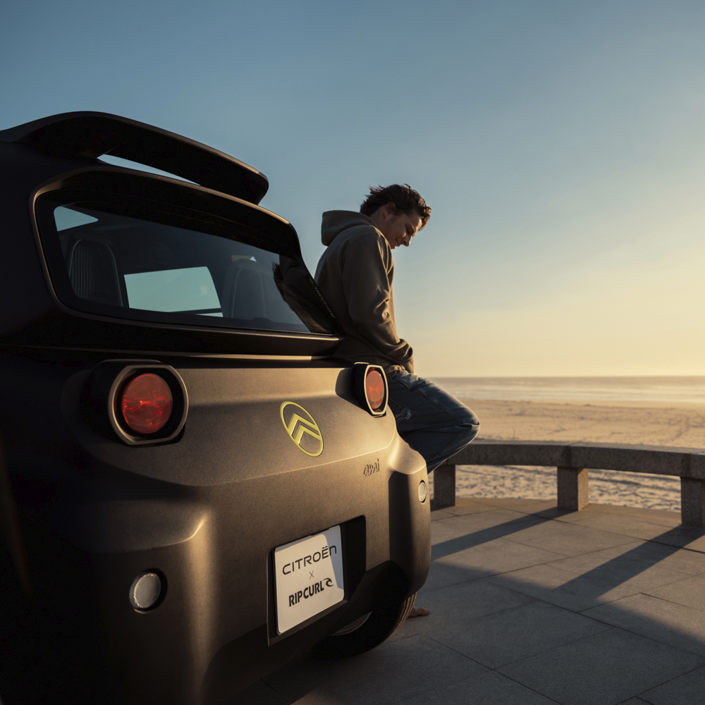 Vue arrière du coucher de soleil sur la plage Citroën Ami x Rip Curl électrique sans permis, Citroën Ami : la liberté du littoral pour une voiture électrique urbaine