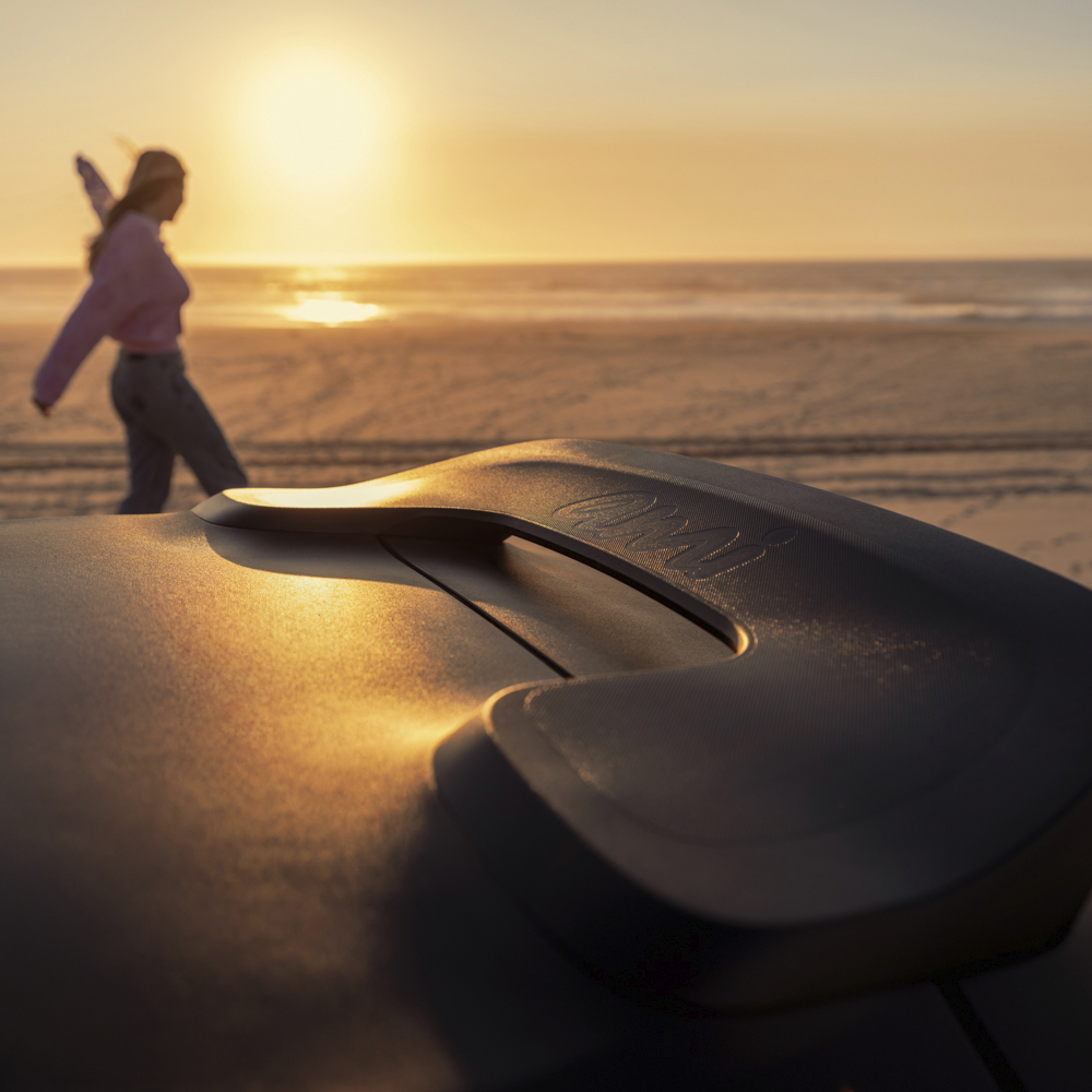 Gros plan sur la poignée de toit, vue au coucher du soleil : Citroën Ami x Rip Curl électrique sans permis, Citroën Ami : un style de vie à la plage pour une voiture électrique urbaine