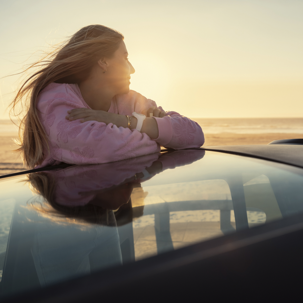 Vue lifestyle depuis le toit Citroën Ami x Rip Curl électrique sans permis, Citroën Ami évasion au coucher du soleil pour voiture électrique urbaine
