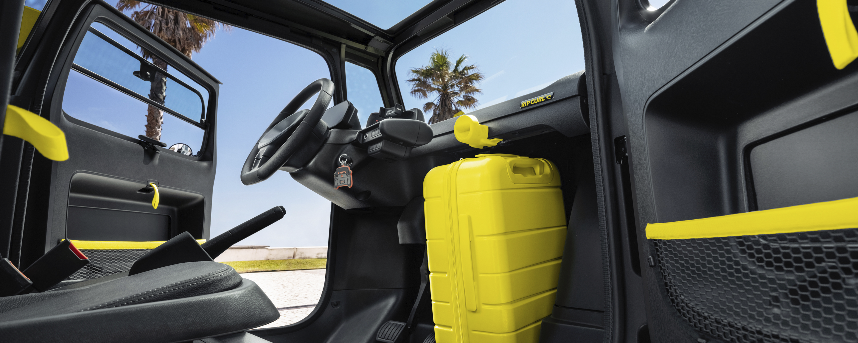 Vue d'ensemble de l'intérieur de la Citroën Ami x Rip Curl électrique sans plaque d'immatriculation, habitacle pratique de la Citroën Ami pour voiture électrique urbaine