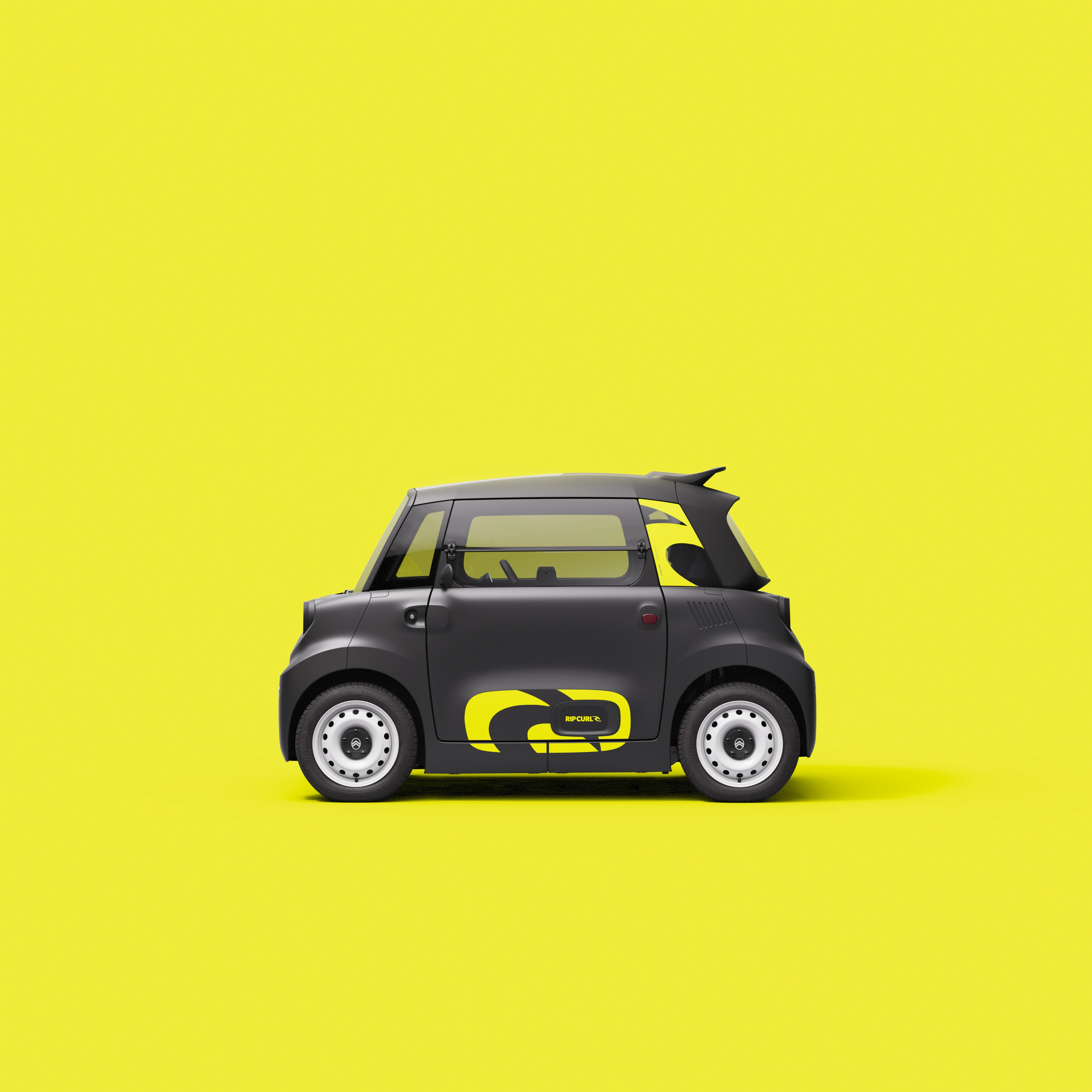 Vue de profil de la Citroën Ami x Rip Curl électrique sans permis, Citroën Ami compacte pour la mobilité urbaine en voiture électrique